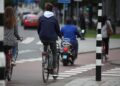 Fahrradfahrer und Rollerfahrer (Archiv)