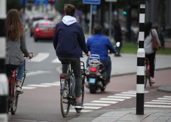 Fahrradfahrer und Rollerfahrer (Archiv)