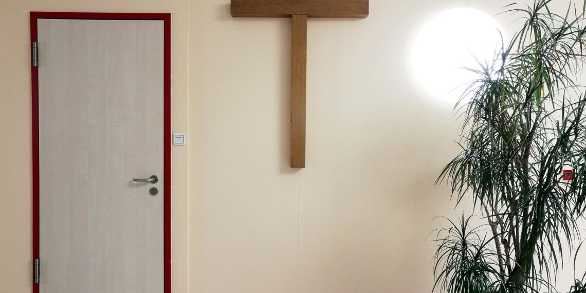 Kreuz in einem Krankenhaus (Archiv)
