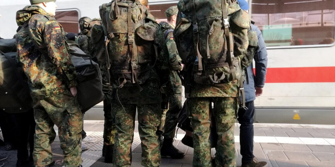 Bundeswehrsoldaten fahren Bahn (Archiv)