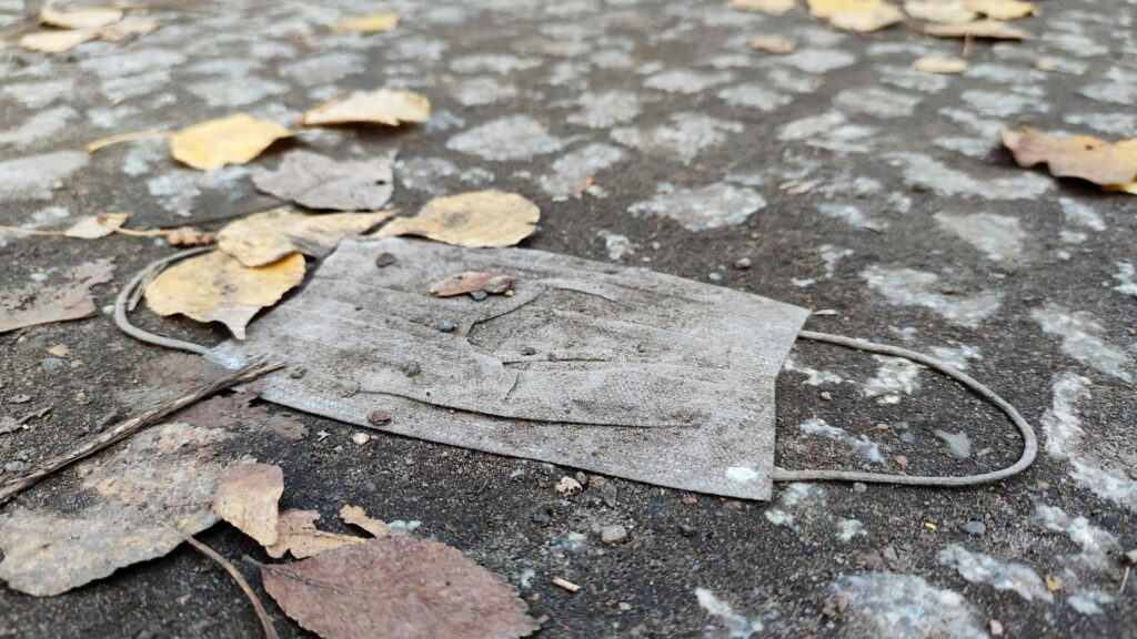 "Masken-Affäre": Ex-CSU-Politiker kritisiert Ermittler und Söder 5 Weggeworfener Mund-Nasen-Schutz im Herbst (Archiv)