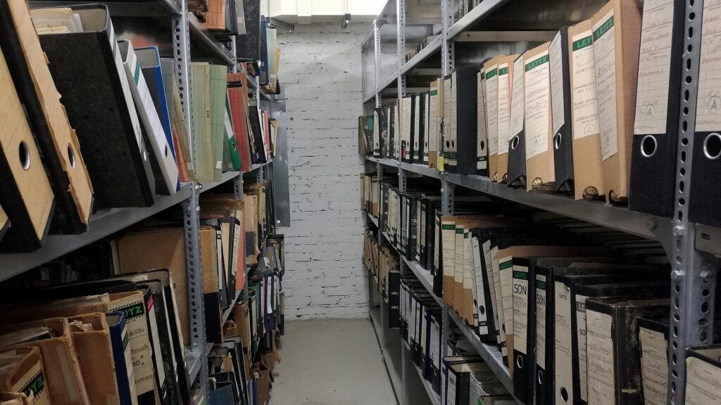 Aktenordner in einer Verwaltung (Archiv)