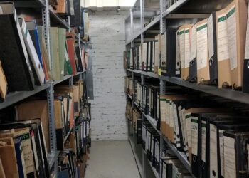 Bürokratie belastet Hochschulen 2 Aktenordner in einer Verwaltung (Archiv)