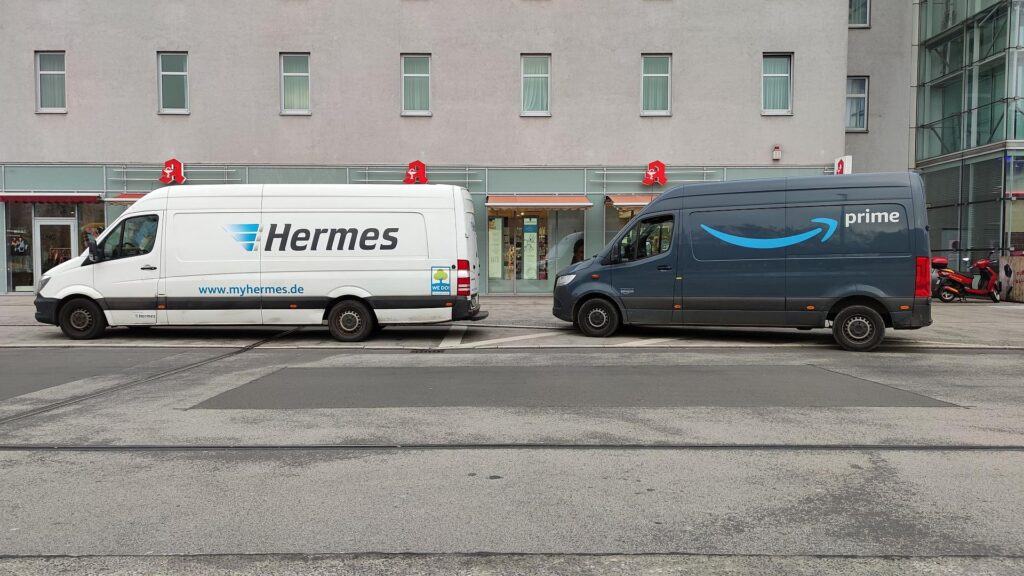 Weihnachtszeit: Linke will mehr Schutz für Paketboten 13 Transporter von Hermes und Amazon Prime (Archiv)