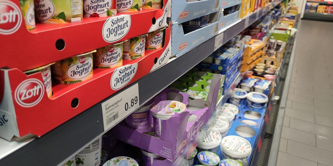 Joghurt in einem Supermarktregal (Archiv)