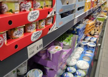 Joghurt in einem Supermarktregal (Archiv)