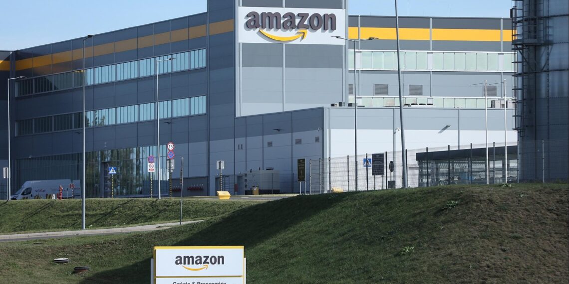 Amazon will rund 14.000 Bürojobs streichen 1 Amazon-Logistikzentrum (Archiv)
