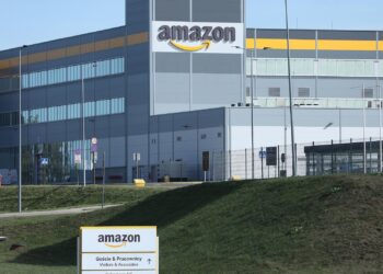 Amazon will rund 14.000 Bürojobs streichen 2 Amazon-Logistikzentrum (Archiv)