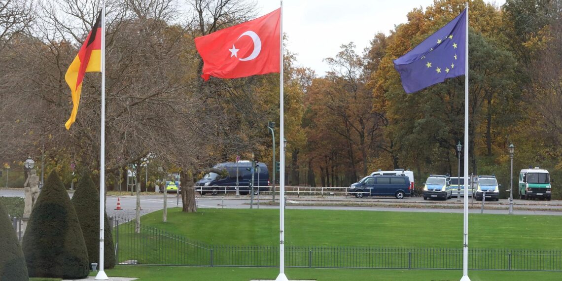 Bundesregierung hat keine neue Position zu EU-Beitritt der Türkei 1 Fahnen von Deutschland