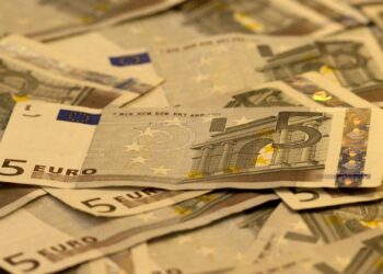 Deutschland bleibt Land der Sparer 3 Euroscheine (Archiv)