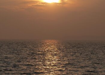 Sonnenuntergang über dem Meer (Archiv)