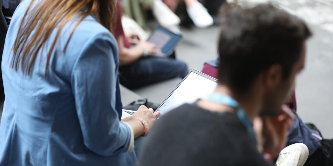 Junge Leute mit Laptop (Archiv)