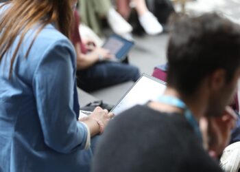 Junge Leute mit Laptop (Archiv)