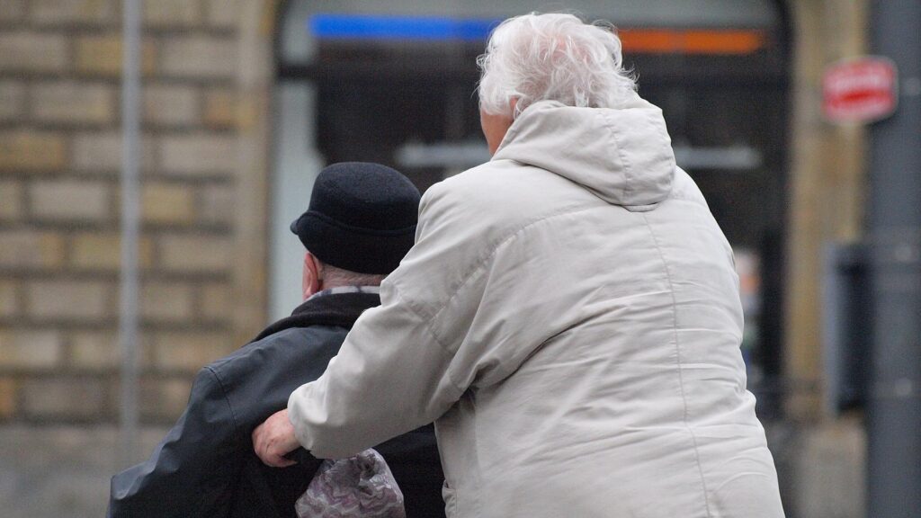 Senioren mit Rollstuhl (Archiv)