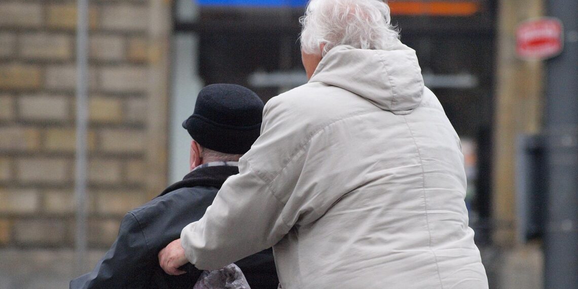 Sterblichkeit von Männern in allen Altersgruppen höher 1 Senioren mit Rollstuhl (Archiv)