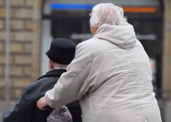 Senioren mit Rollstuhl (Archiv)