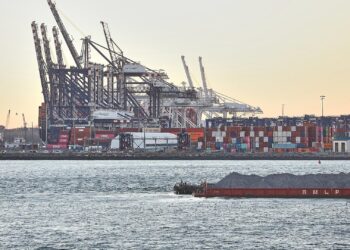 Ifo-Institut: Unternehmen immer verunsicherter 2 Industrieanlagen (Archiv)