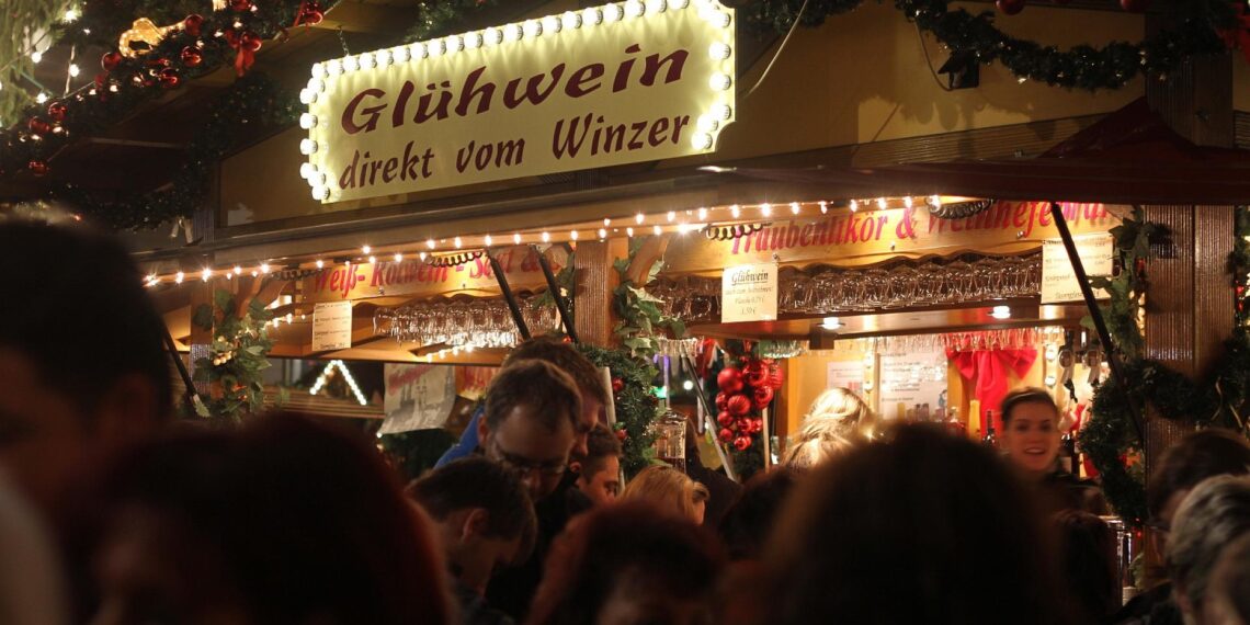 Verband: Glühwein auf Weihnachtsmärkten wird etwas teurer 1 Glühweinstand (Archiv)