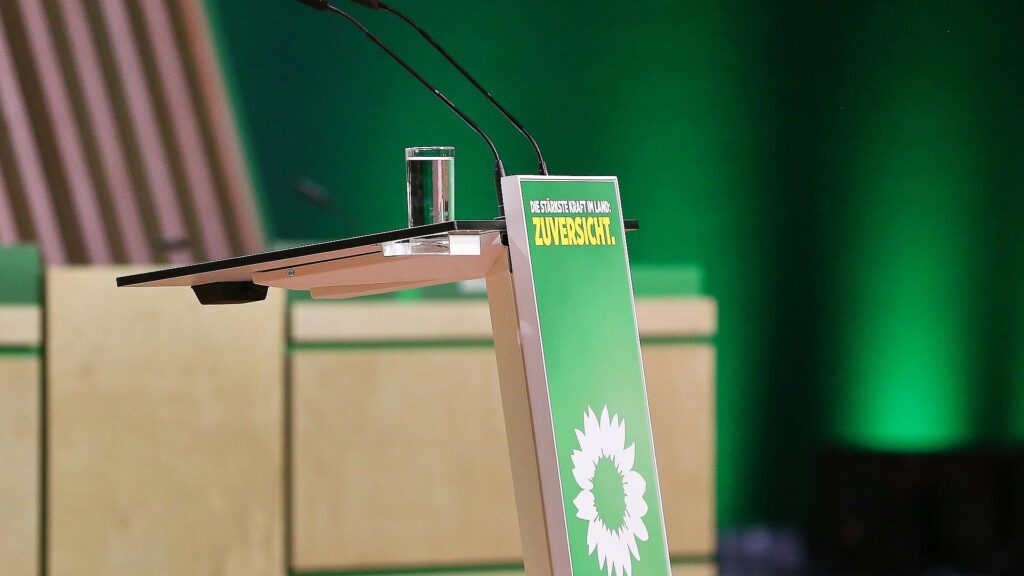 Rednerpult bei Grünen-Parteitag (Archiv)
