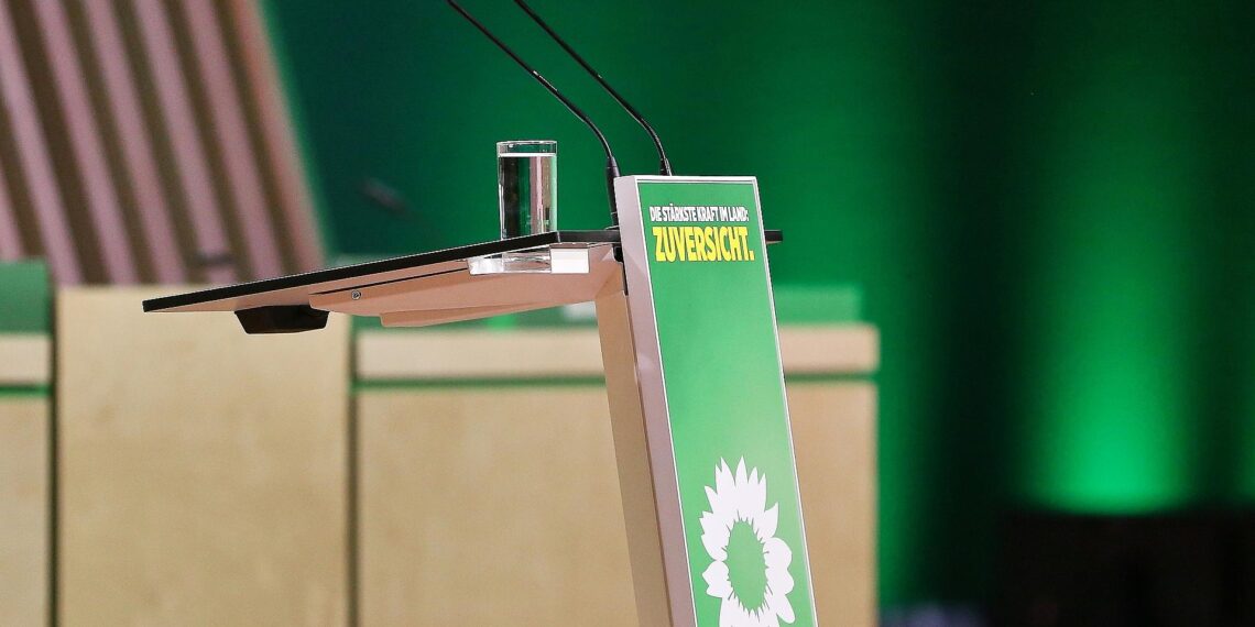 Rednerpult bei Grünen-Parteitag (Archiv)