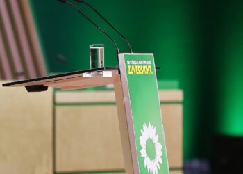 Rednerpult bei Grünen-Parteitag (Archiv)