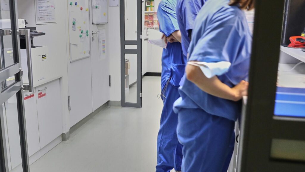 Medizinisches Personal in einem Krankenhaus (Archiv)