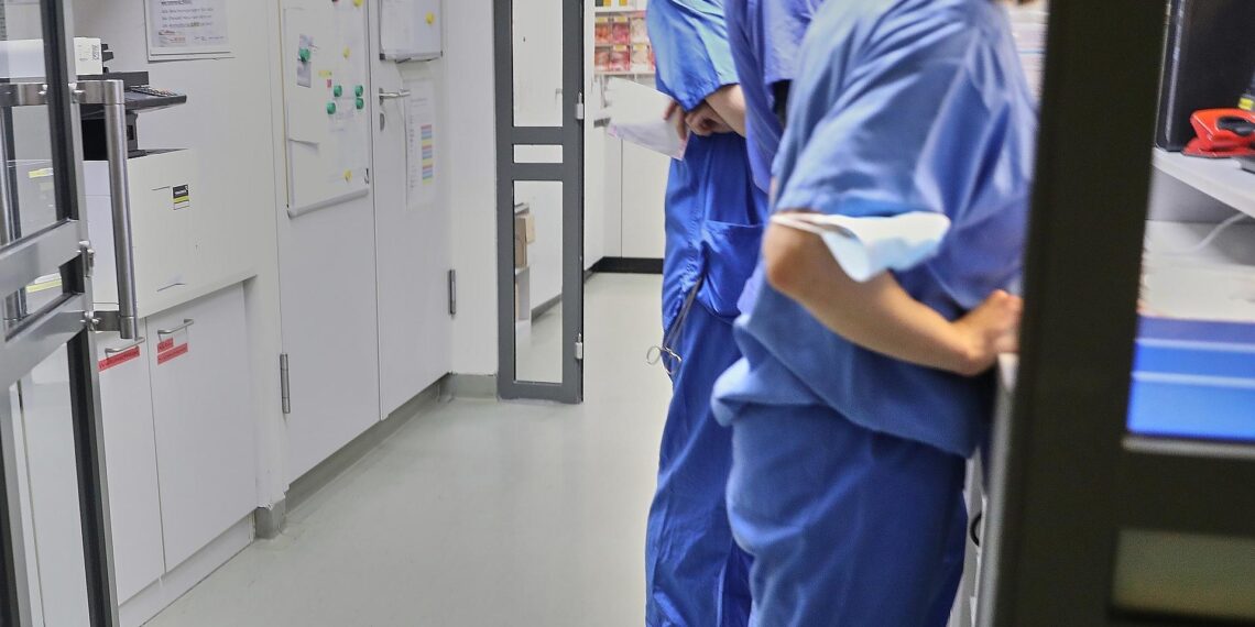 Medizinisches Personal in einem Krankenhaus (Archiv)