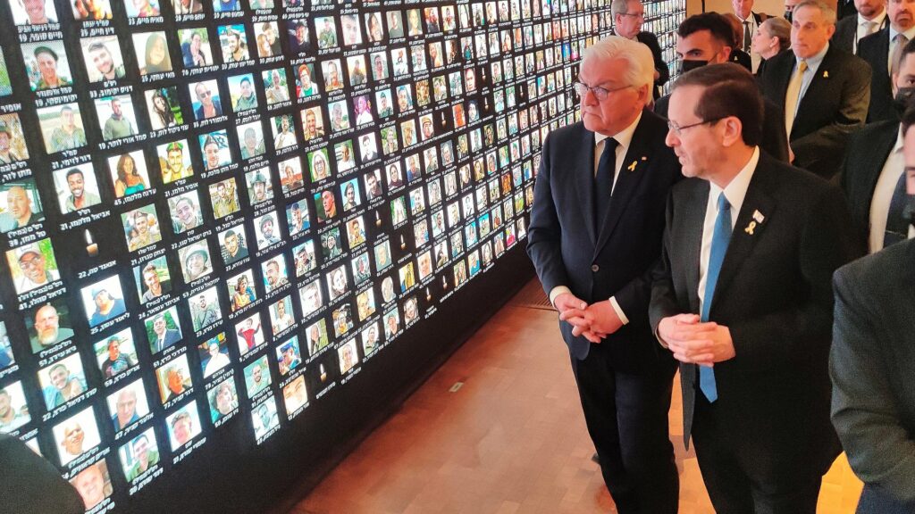 Frank-Walter Steinmeier und Isaak Herzog vor einer Installation