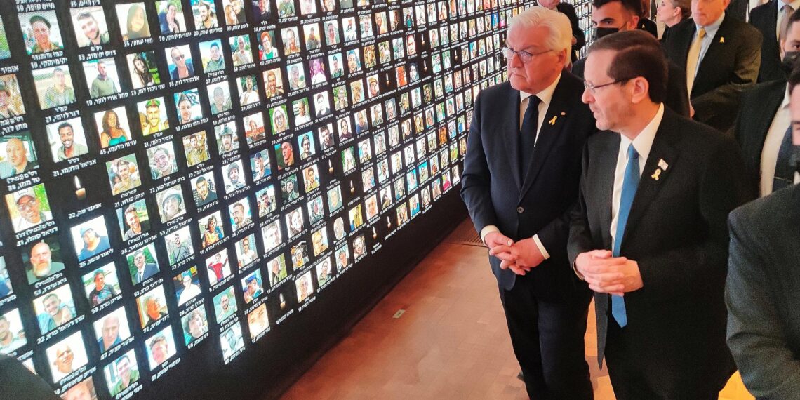 Steinmeier schreibt freigelassenen deutschen Hamas-Geiseln 1 Frank-Walter Steinmeier und Isaak Herzog vor einer Installation