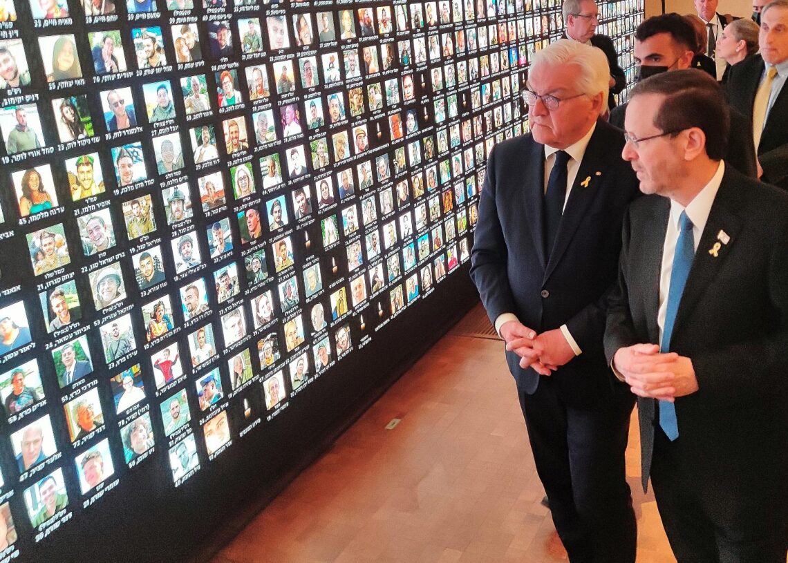 Frank-Walter Steinmeier und Isaak Herzog vor einer Installation