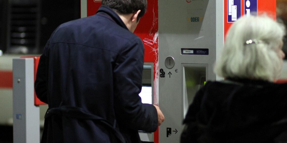 Reisender an einem Fahrkartenautomaten der Bahn (Archiv)