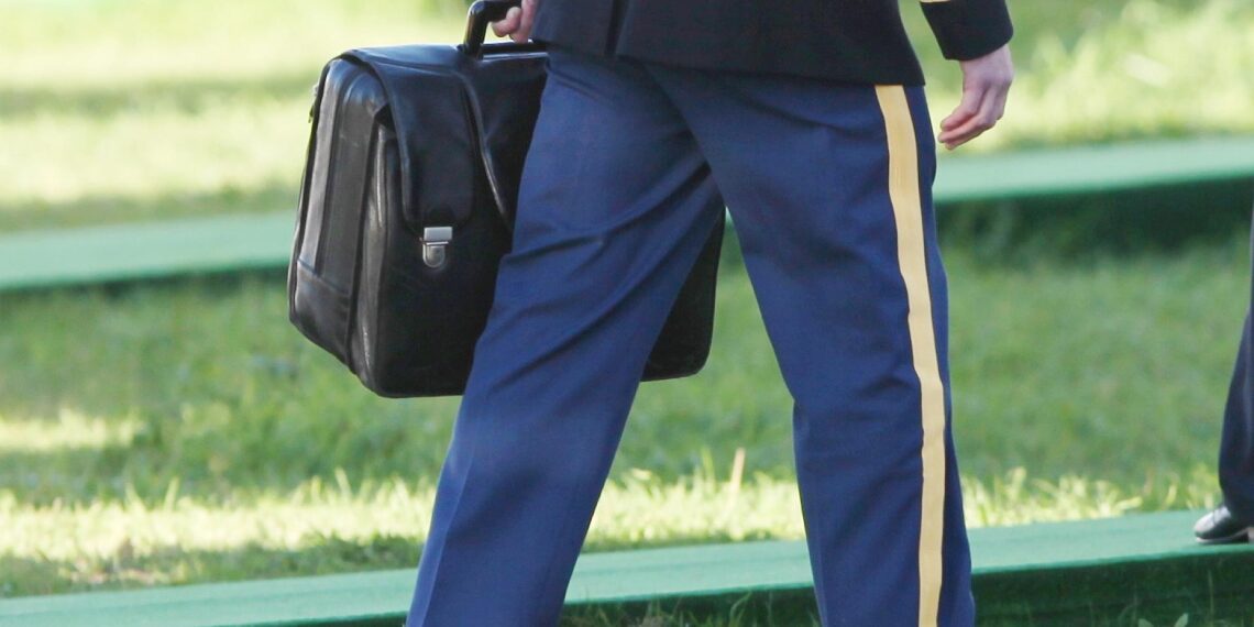 Trump kündigt Atomwaffentests an 1 Atomkoffer (Archiv)