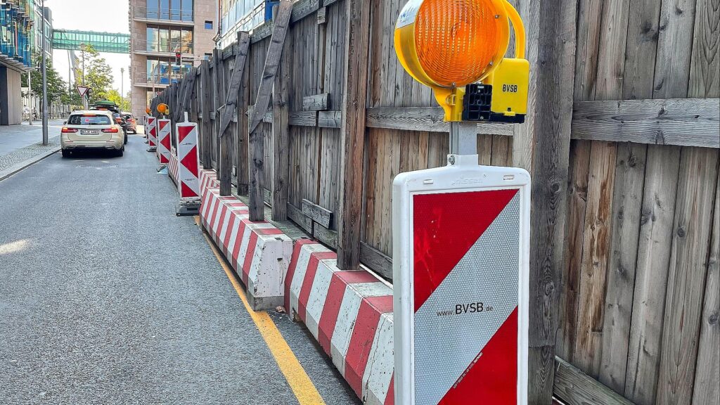 Leitbaken an einem Baustellenzaun (Archiv)