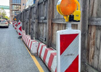 Leitbaken an einem Baustellenzaun (Archiv)