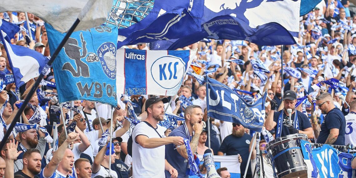 2. Bundesliga: Torreiches Remis zwischen Karlsruhe und Dresden 1 Karlsruhe-Fans (Archiv)