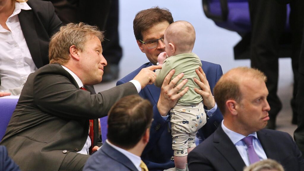 Sebastian Steineke und Johannes Rothenberger mit Baby (Archiv)