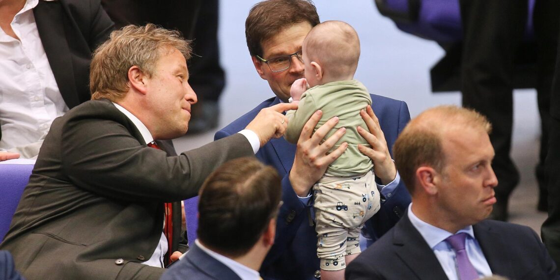 Sebastian Steineke und Johannes Rothenberger mit Baby (Archiv)