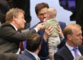 Sebastian Steineke und Johannes Rothenberger mit Baby (Archiv)