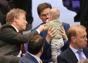 Sebastian Steineke und Johannes Rothenberger mit Baby (Archiv)