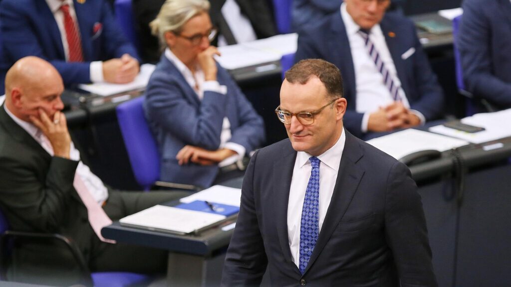 Jens Spahn vor Abgeordneten der AfD-Fraktion (Archiv)