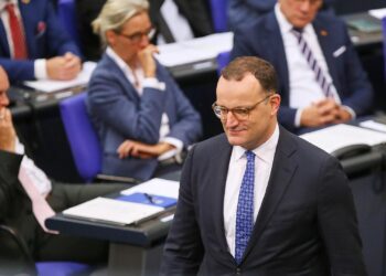 Jens Spahn vor Abgeordneten der AfD-Fraktion (Archiv)