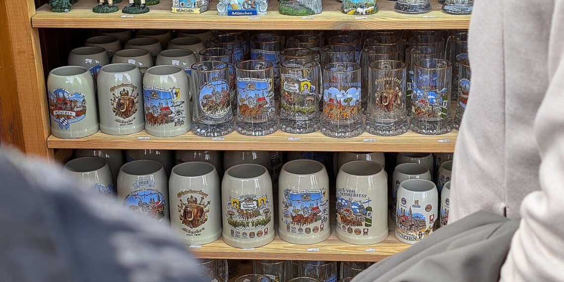 Oktoberfest: Union und SPD loben Vorgehen der Sicherheitsbehörden 1 Bierkrüge auf dem Oktoberfest am 29.09.2025