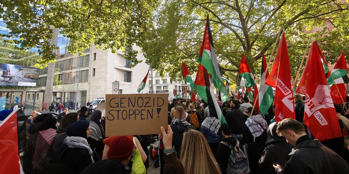 Anti-Israel-Demo vor dem Auswärtigen Amt 1 Pro-Palästina-Demo in Berlin am 02.10.2025