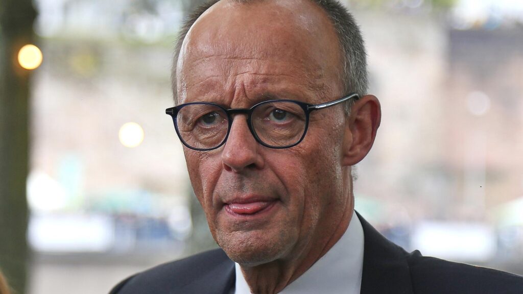 Merz in der Menschenmenge am 03.10.2025