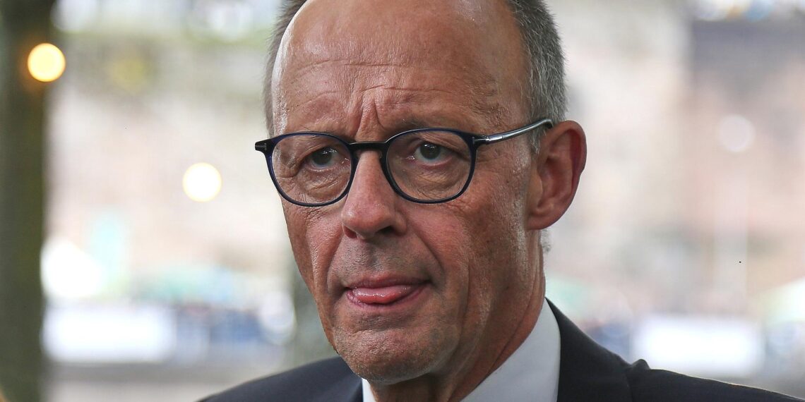 Merz in der Menschenmenge am 03.10.2025