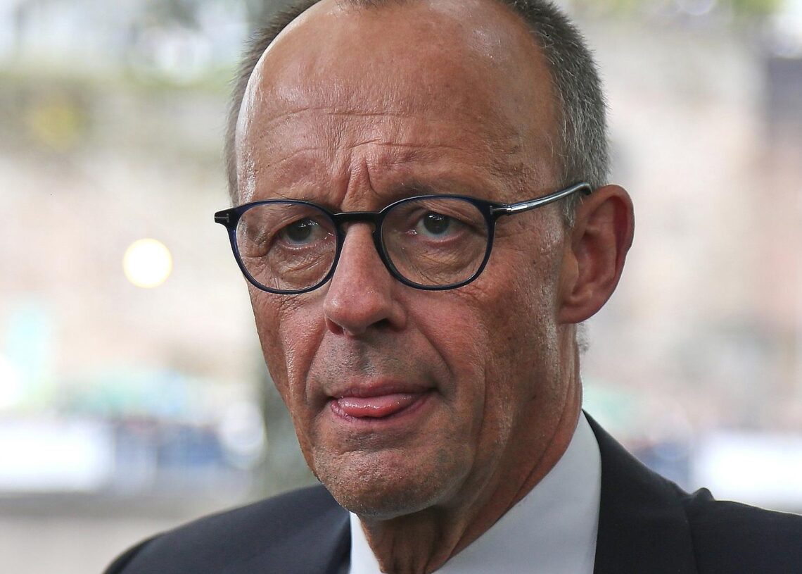 Merz in der Menschenmenge am 03.10.2025