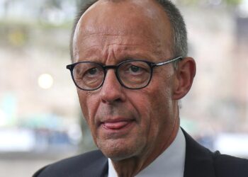 Merz in der Menschenmenge am 03.10.2025