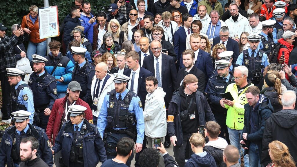 Merz in der Menschenmenge am 03.10.2025