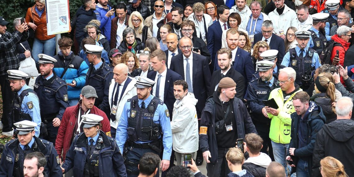 Merz in der Menschenmenge am 03.10.2025