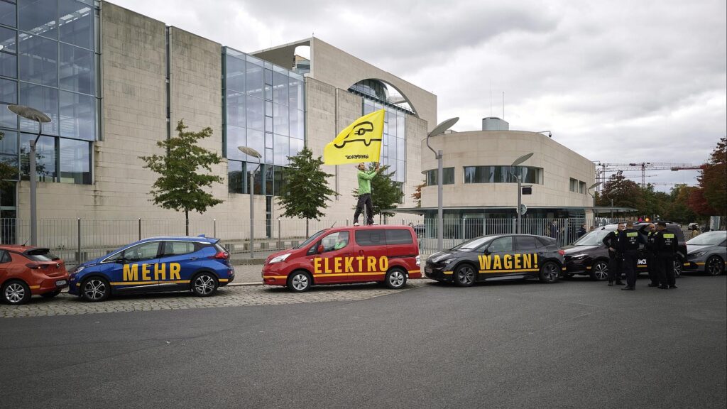 Greenpeace-Protest vor Autogipfel am 09.10.2025